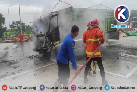 Kupas Tuntas Diduga Korsleting Truk Hino Terbakar Di Rest Area Tol