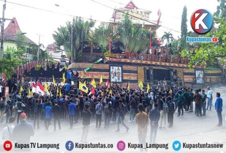 Kupas Tuntas Dihalau Kawat Berduri Depan Gedung DPRD Demonstran