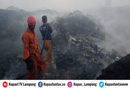 Kupas Tuntas Kebakaran Sampah TPA Bakung Berhasil Dipadamkan Setelah