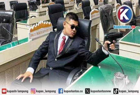 Kupas Tuntas - Viral! Siswa SMAN 9 Bandar Lampung Pamer Foto Todong