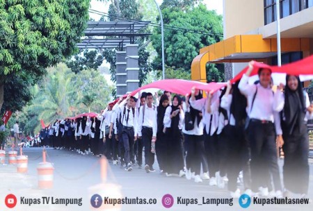 Kupas Tuntas Mahasiswa Unila Meriahkan Kirab Bendera Merah Putih