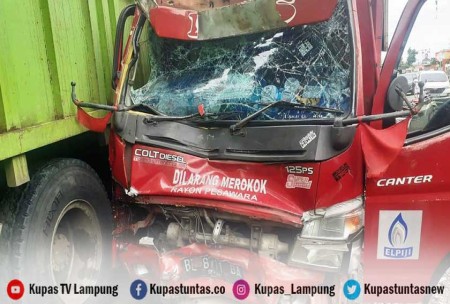 Kupas Tuntas - Brak! Truk Fuso Vs Colt Diesel Pertamina Tabrakan Di ...